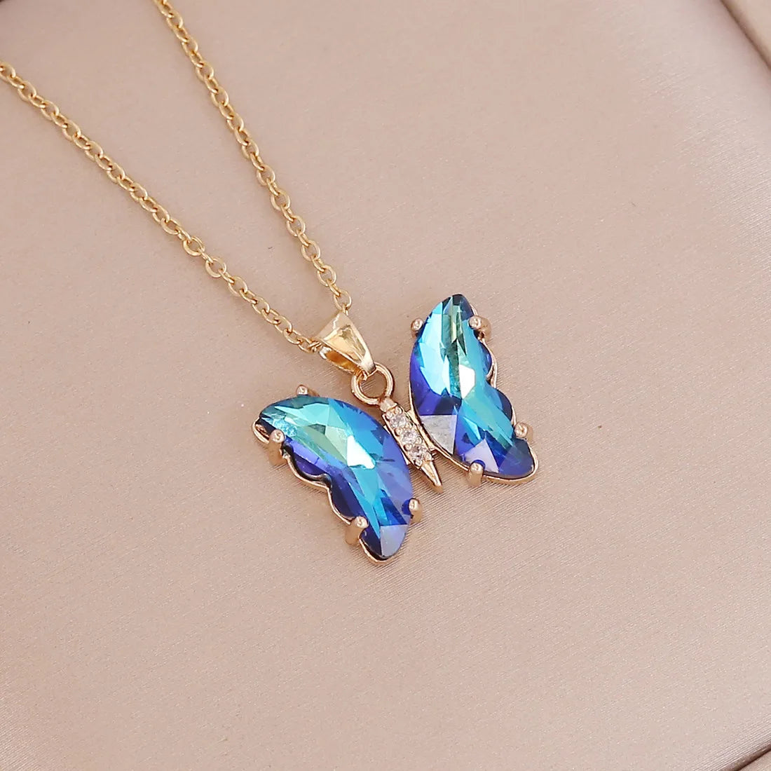 ButterGleam Gradient Pendant ā Gold Y2K-Inspired Bling Choker Necklace