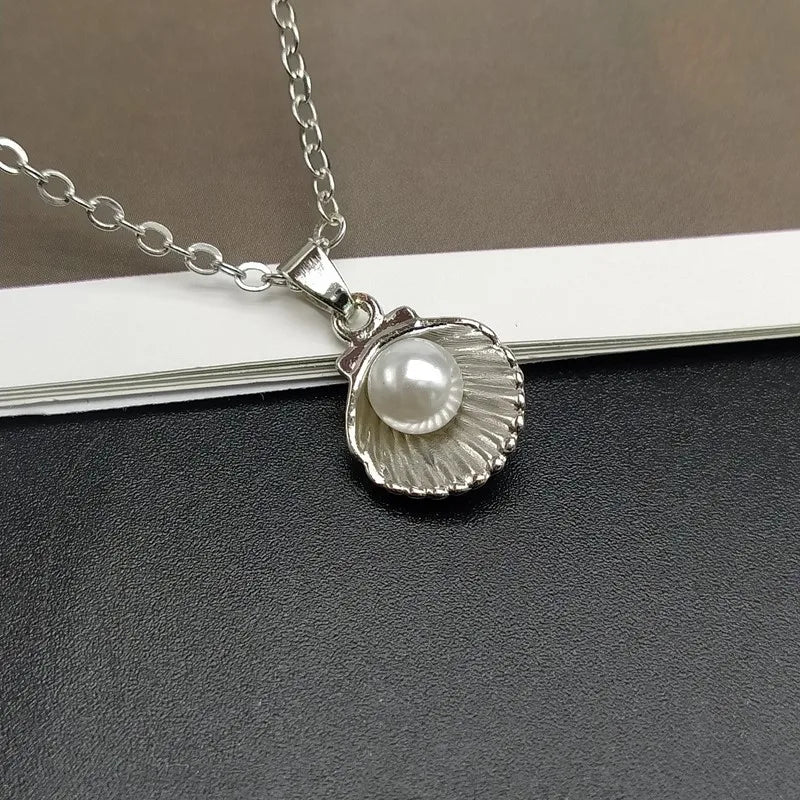 Seabloom Pearl Charm Necklace – Coastal Shell-Inspired Summer Layer